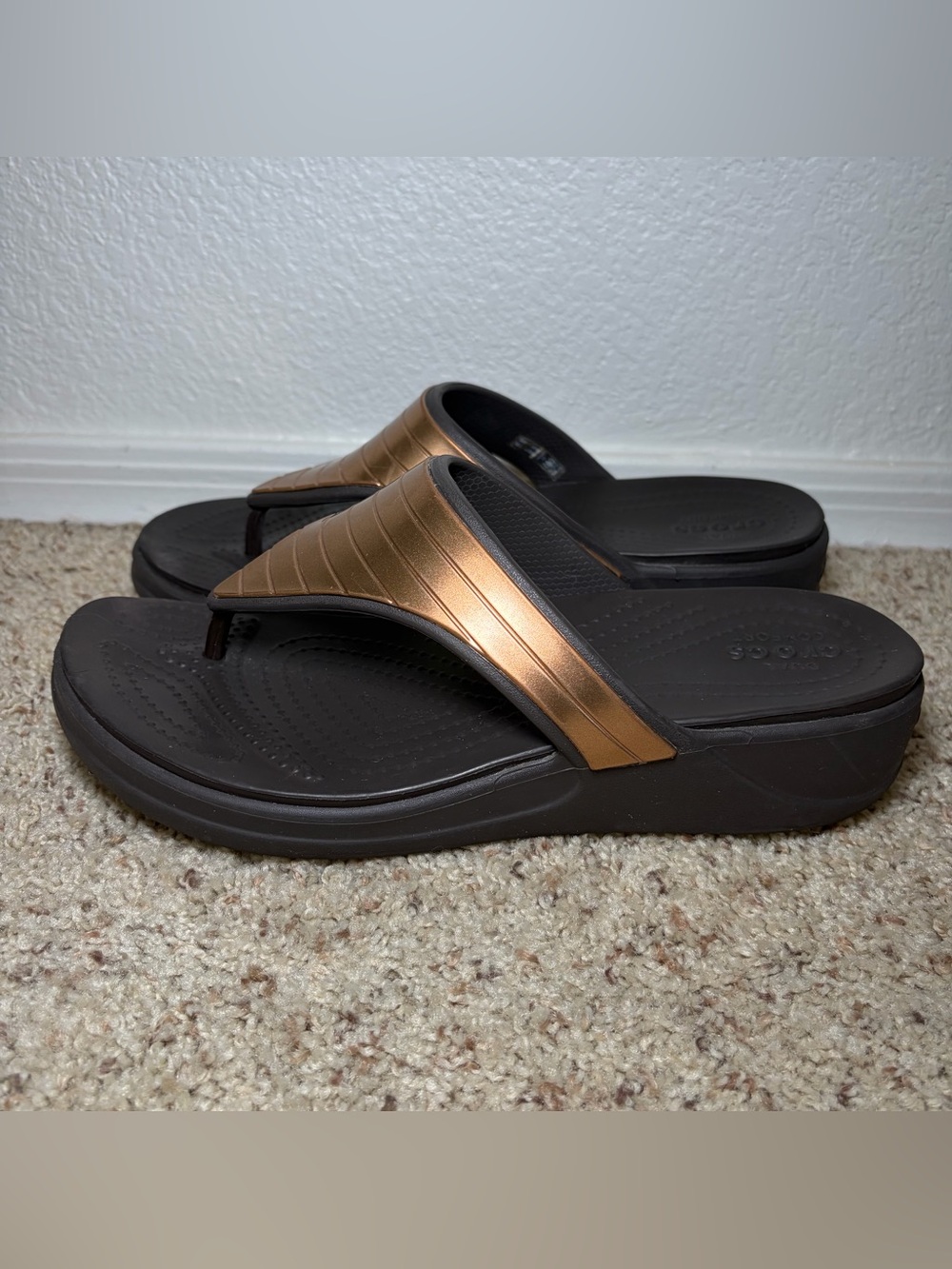 Crocs Monterey Metallic Wedge Thong Sandals Sz 9 Gold Dark Brown Beachy Comfort